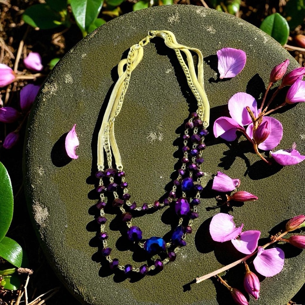 Absolutely gorgeous, beautiful purpleish necklace
